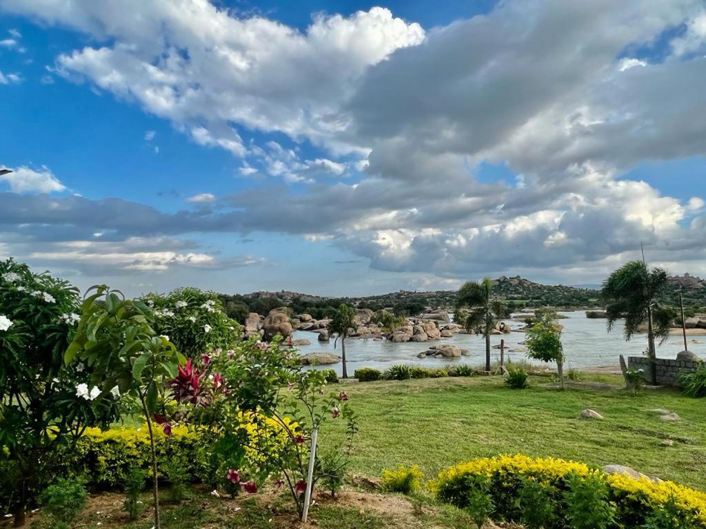 Hotel Leo Woods Hampi River View Extérieur photo